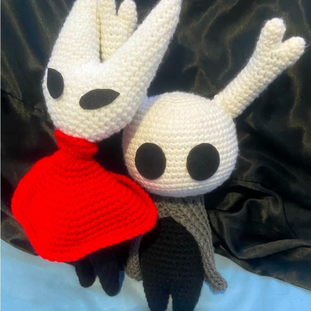 Hollow Knight and Hornet plushes